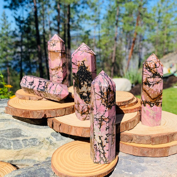 Rodonit – kamen ljubezni do sebe in čustvenega zdravljenja