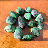 Ruby σε Zoisite Tumbled Stone