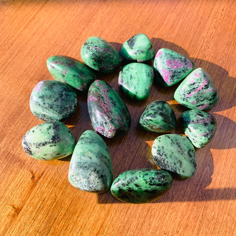 Ruby σε Zoisite Tumbled Stone