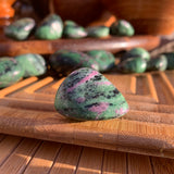 Ruby σε Zoisite Tumbled Stone