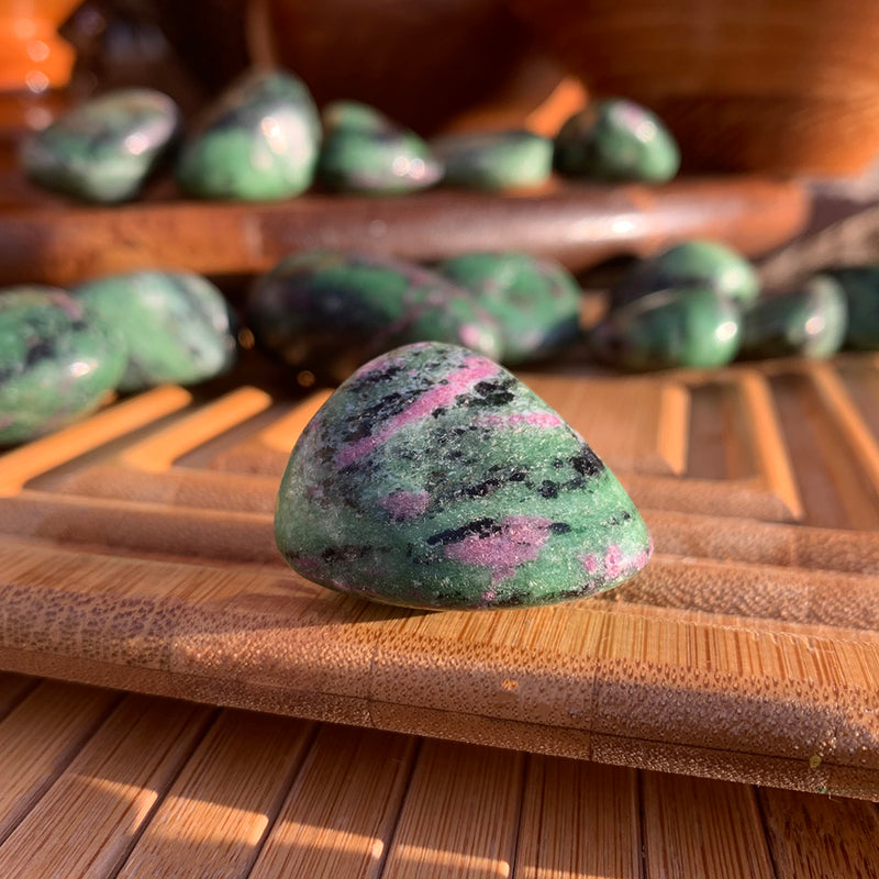 Ruby σε Zoisite Tumbled Stone