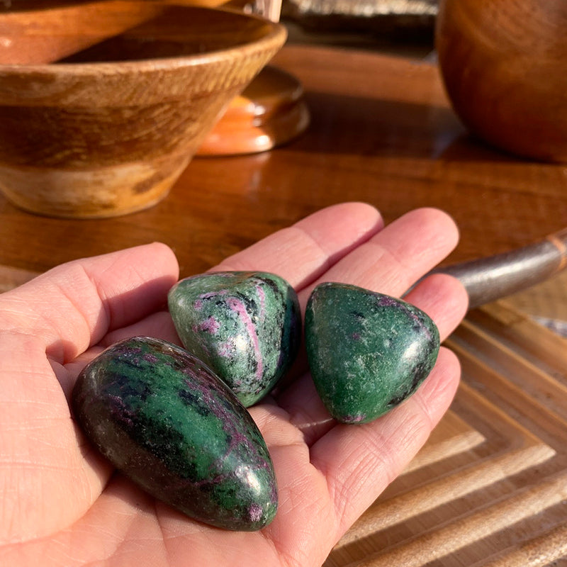 Ruby σε Zoisite Tumbled Stone