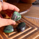 Ruby σε Zoisite Tumbled Stone