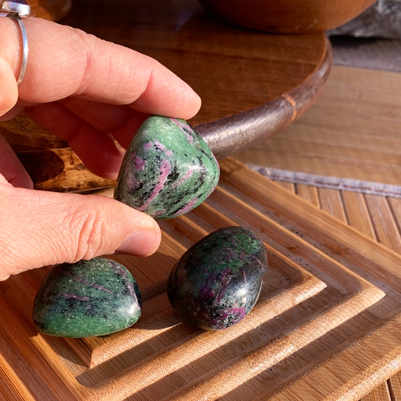 Ruby σε Zoisite Tumbled Stone