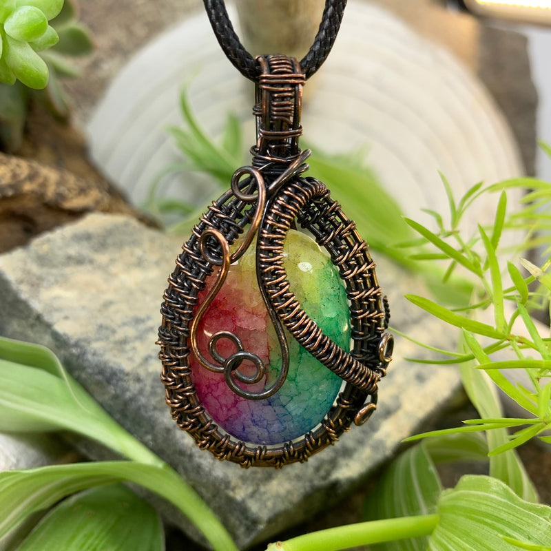 Κολιέ με κρεμαστό σύρμα από χαλκό Rainbow Agate