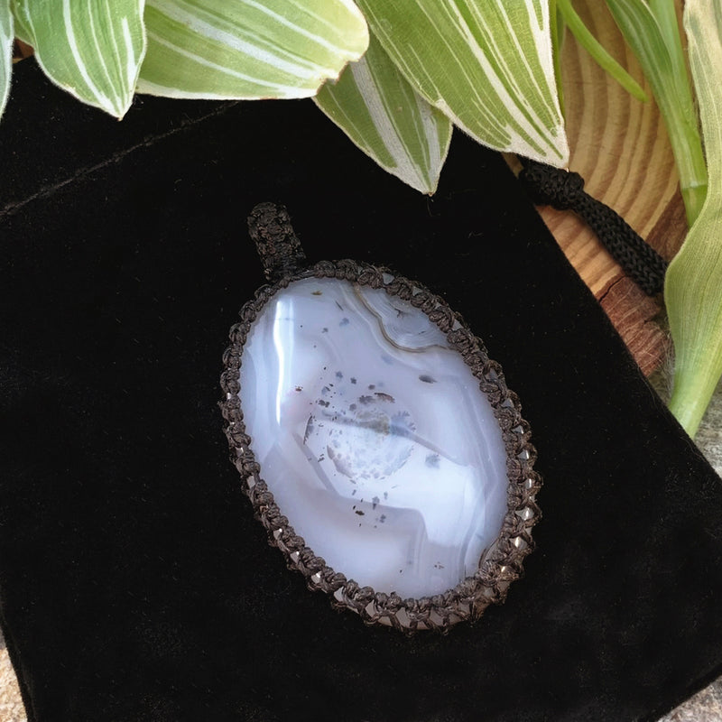 Ogrlica z obeskom iz makrameja iz kalcedona